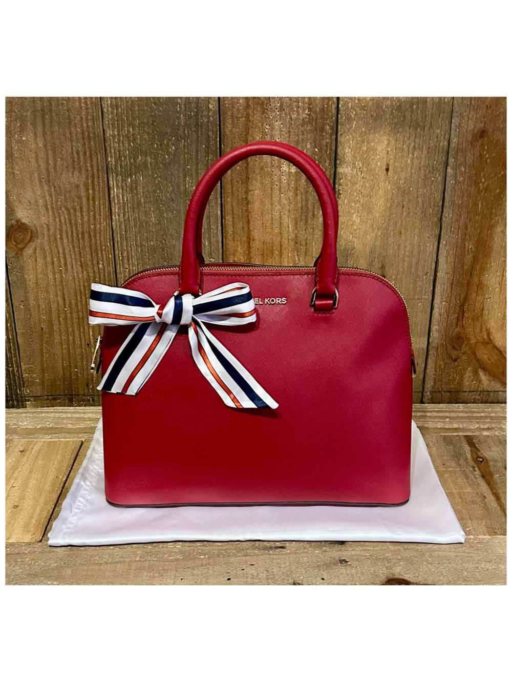 Michael Kors. 5 Piece: Cindy Bag & Free Crossbody, Gift Box, Scarf & Dust Bag. - Picture 9 of 16